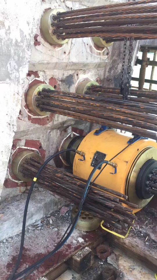 Tension hydraulique Jack de courrier pour soumettre à une contrainte des brins de PC dans la construction de pont
